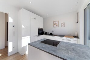 Jääkaappi, uuni, liesi, astianpesukone