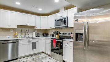 Fridge, microwave, stovetop, dishwasher