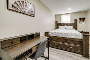 2 bedrooms, desk, iron/ironing board, internet