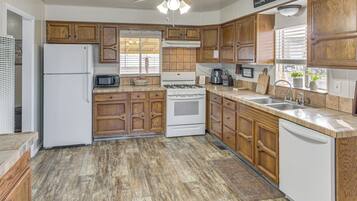 Fridge, microwave, stovetop, dishwasher