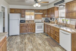 Fridge, microwave, stovetop, dishwasher