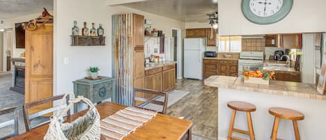 Frigorífico, microondas, placa de cocina y lavavajillas