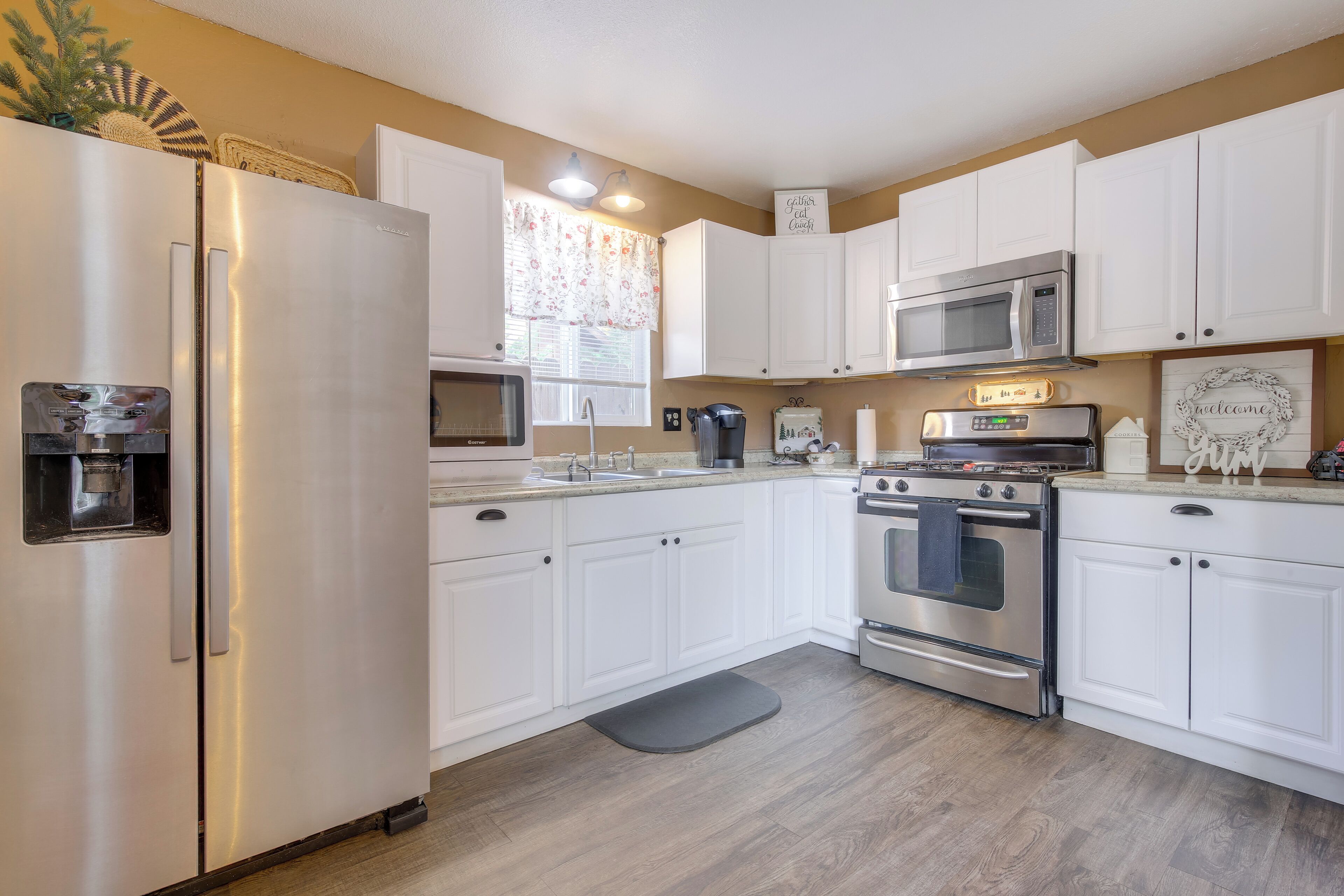 Réfrigérateur, micro-ondes, plaque de cuisson, lave-vaisselle