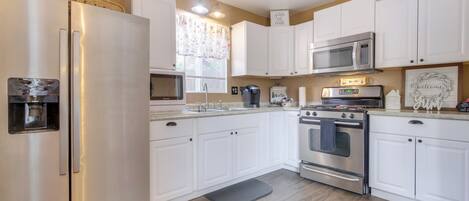 Réfrigérateur, micro-ondes, plaque de cuisson, lave-vaisselle