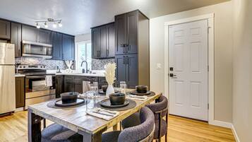 Refrigerador, microondas, parrilla de estufa y lavavajillas