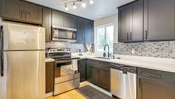 Fridge, microwave, stovetop, dishwasher