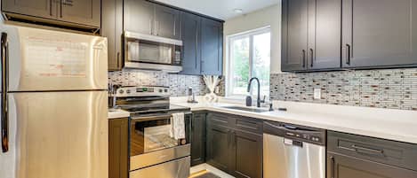 Fridge, microwave, stovetop, dishwasher