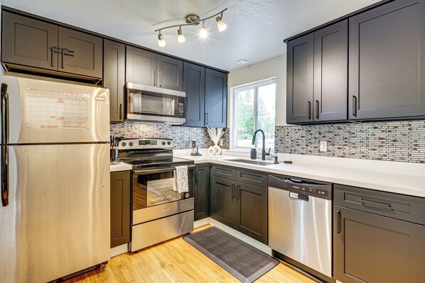 Fridge, microwave, stovetop, dishwasher