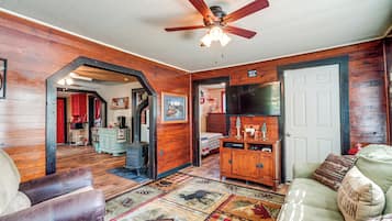 3 عدّة غرف نوم وخدمة الإنترنت وملاءات أسرّة