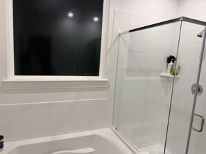 مجففات شعر، مناشف، صابون، ورق حمّام