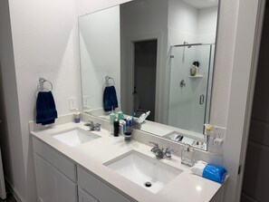 Asciugacapelli, asciugamani, sapone, carta igienica