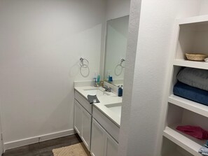 Hair dryer, towels, soap, toilet paper - 4-bedroom house in welcoming Rosenberg-RIchmond new community (Rosenberg)