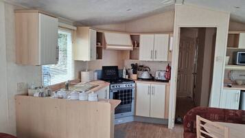 Mobile Home, 2 Bedrooms, Balcony | Bahagian dalam