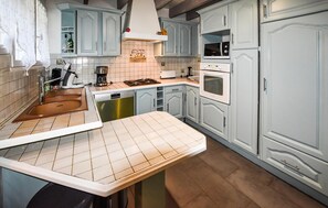 Fridge, oven, stovetop, dishwasher - Maison avec piscine privative (Mondragon)