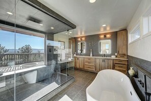 Shower, hair dryer, bidet, towels - Colorado LoVE Ranch-Mountain Lodge near Red Rocks (Golden)