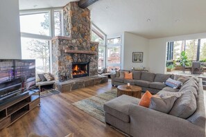 Smart TV, chimenea, reproductor de DVD y futbolito 