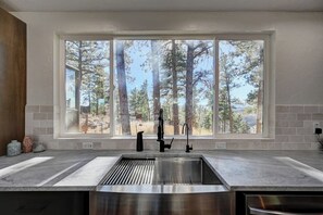 Fridge, microwave, oven, stovetop - Colorado LoVE Ranch-Mountain Lodge near Red Rocks (Golden)