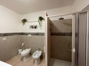 Hårføner og håndklær