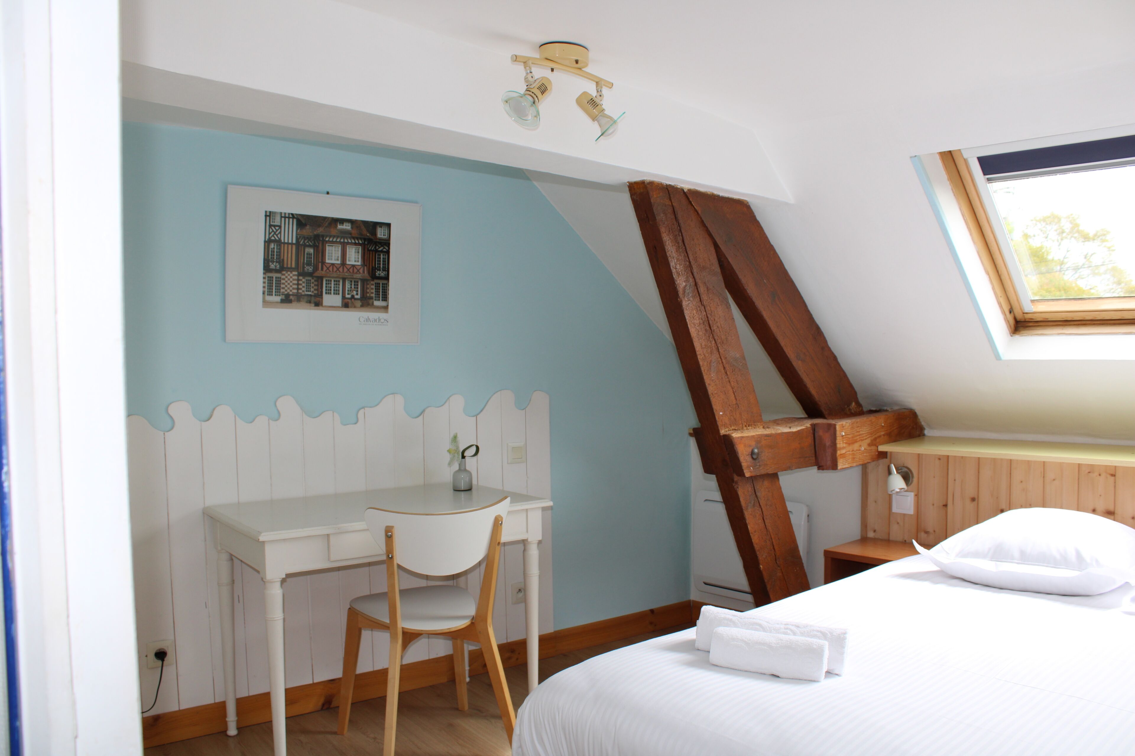 2 chambres, bureau, fer et planche à repasser, accès au Wi-Fi (inclus)
