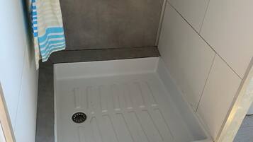 Suihku, hiustenkuivaaja, pyyhkeet, saippua