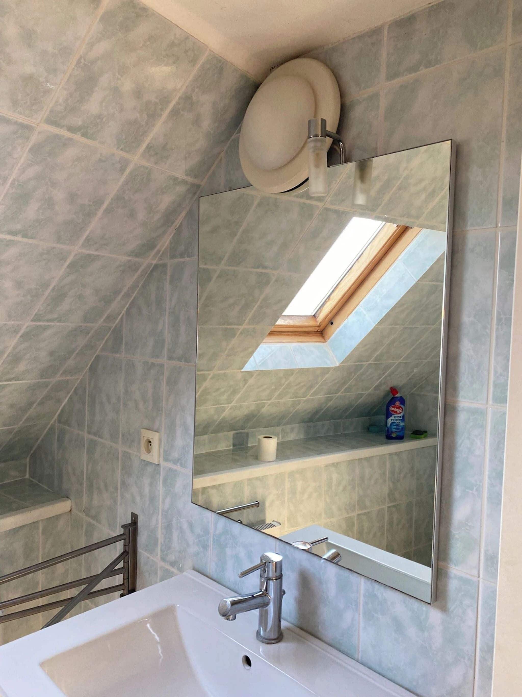 Een haardroger, handdoeken