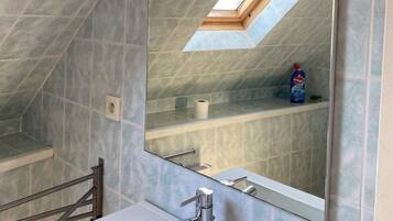 淋浴设施、吹风机、毛巾、肥皂