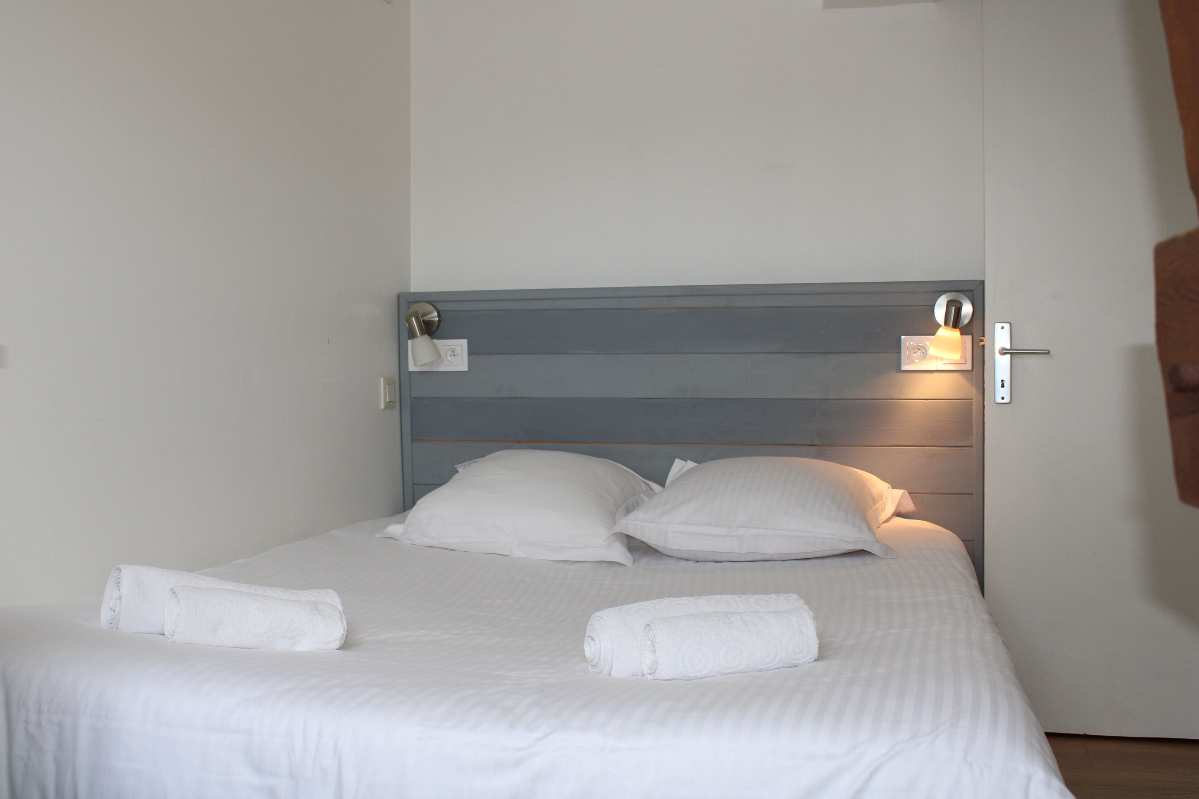 2 habitaciones, escritorio, tabla de planchar con plancha y wifi gratis 