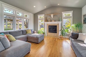 تلفزيون، مدفأة، كُتُب