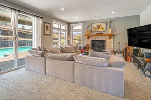 TV, fireplace, books - Private Pool & Mtn Views: Stunning Ashland Home (Ashland)