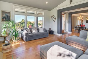 TV, fireplace, books - Private Pool & Mtn Views: Stunning Ashland Home (Ashland)