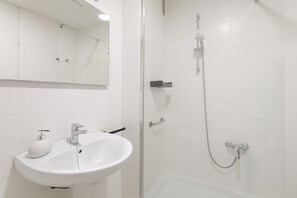 Ducha, secador de pelo y toallas