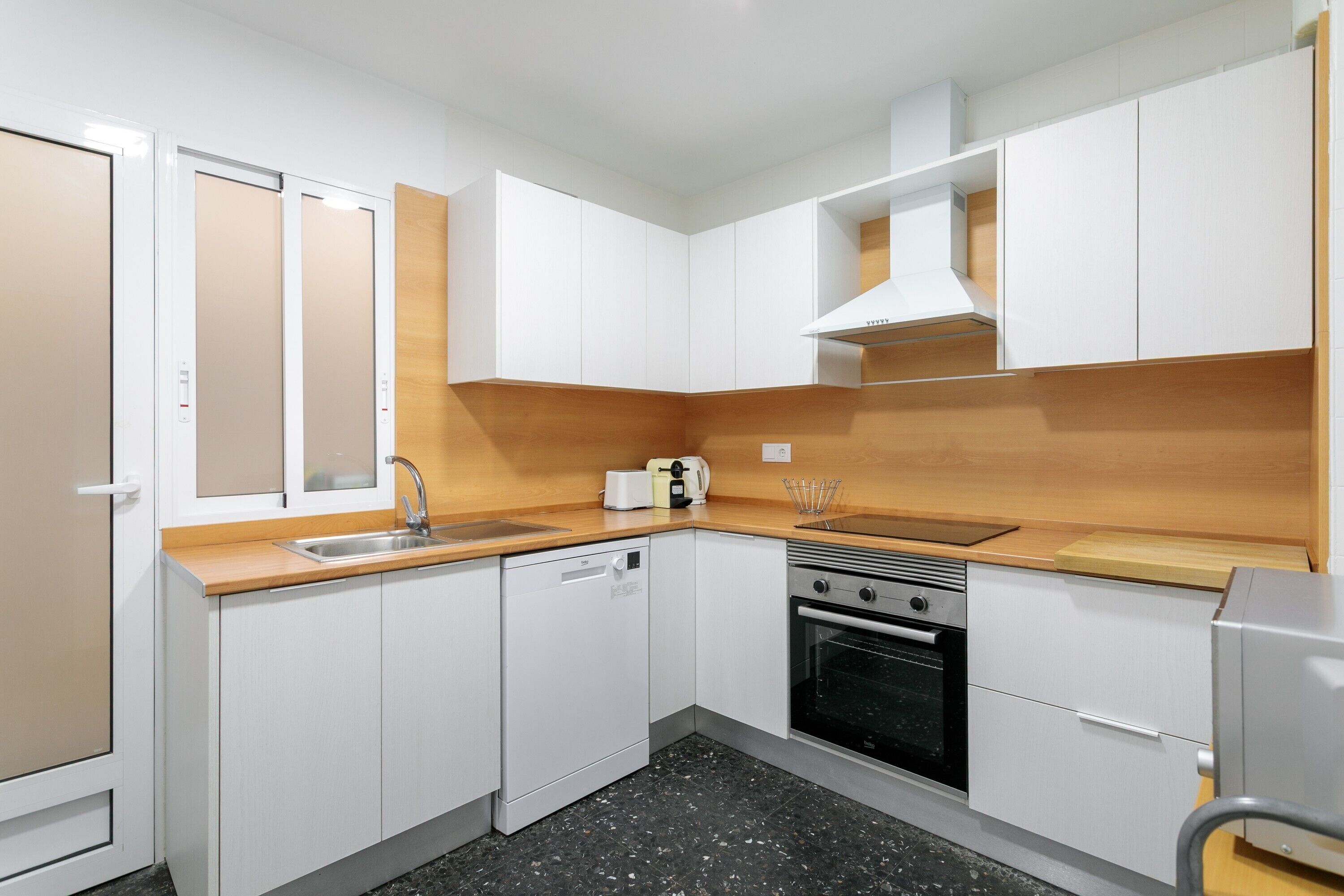 ثلاجة، ميكروويف، فرن، موقد طهي مسطح