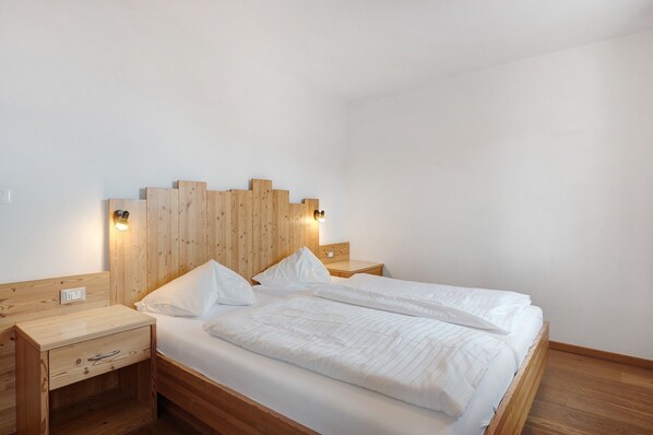 2 bedrooms, WiFi, bed sheets
