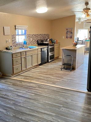 Fridge, microwave, oven, stovetop - Big Event Venue with House/Cabins/pool/playground (Matagorda)