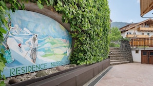 Un mural con un paisaje montañoso y el texto 'RESIDENCE NUSSBAUMER'.