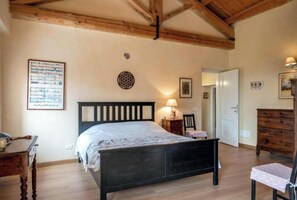 2 Schlafzimmer, Schreibtisch, Bügeleisen/Bügelbrett, Reisekinderbett