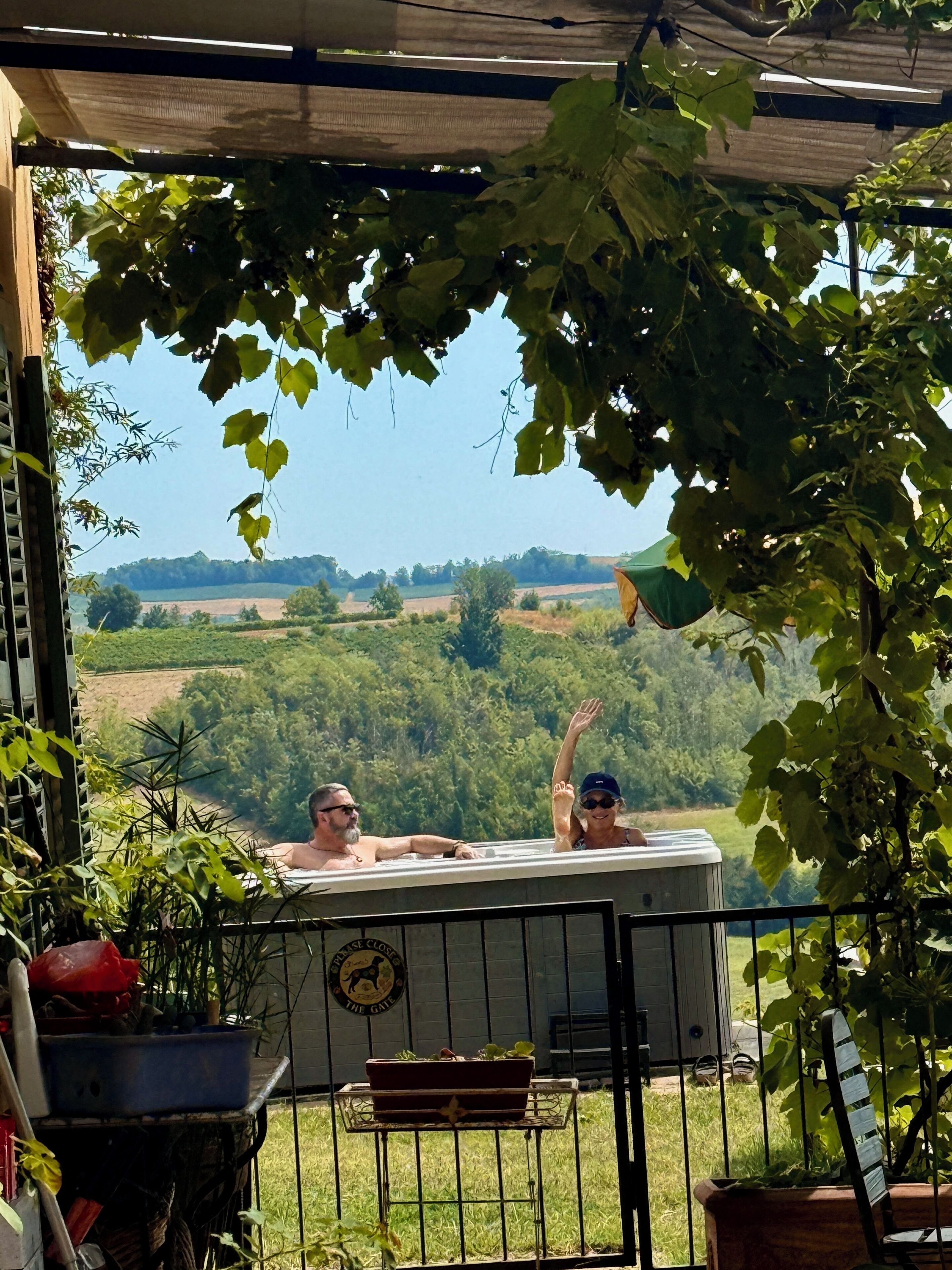 Ett bubbelbad med utsikt över ett lantligt landskap.
