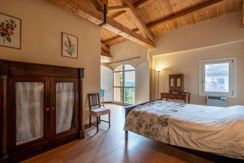 La Dépendance Cascina Vicentini dispose d'un jardin, d'un balcon, d'un parking privé gratuit et du Wi-Fi gratuit.Cette spacieuse maison individuelle comprend 3 chambres, une cuisine entièrement équipée, un salon et 2 salles de bains avec douche.Pour