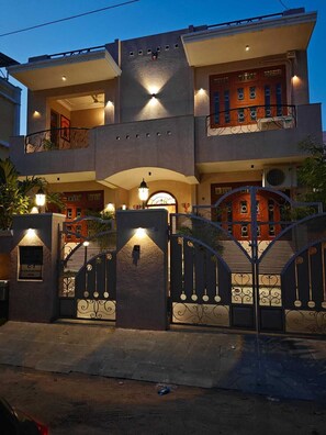 Exterior detail - Delightful bungalow with AC in Jaipur (Jaipur)