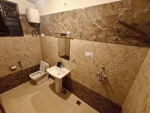 Secadora de cabello, bidet, toallas, jabón 