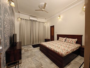 4 habitaciones, escritorio, tabla de planchar con plancha y wifi gratis 