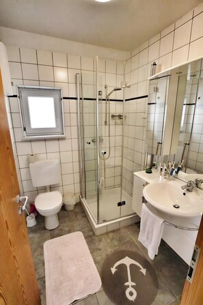 Shower, hair dryer, towels - Holiday Home 'Ferienhaus' with Private Terrace, Private Garden and Wi-Fi (Uslar)