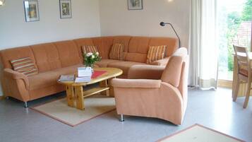 Fernseher, Tischtennisplatte, Stereoanlage