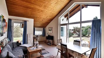 TV, ping pong, stereo