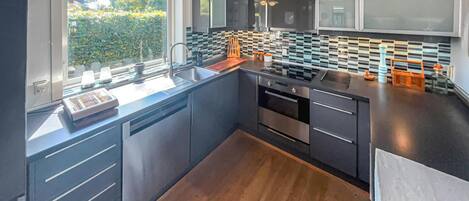 Een koelkast, een oven, een kookplaat, een vaatwasser