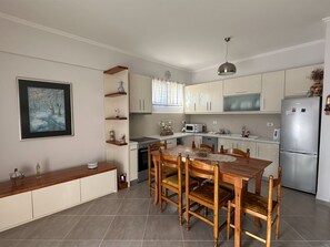 Apartment, 2 Schlafzimmer, Balkon, Stadtblick | Eigene Küche | Großer Kühlschrank, Mikrowelle, Ofen, Herdplatte