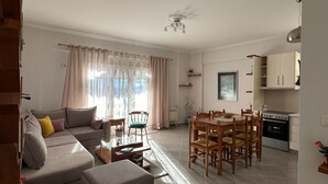 Leilighet, 2 soverom, balkong, byutsikt | Oppholdsområde