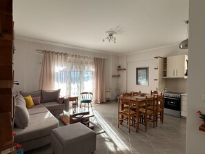 Appartement, 2 slaapkamers, balkon, uitzicht op de stad | Woonruimte