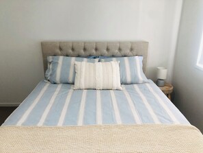 مكواة/لوح كي وخدمة الإنترنت وملاءات أسرّة