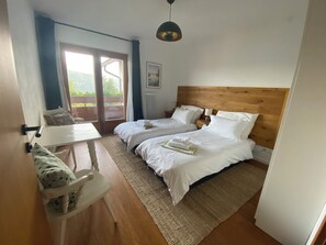 2 dormitorios, escritorio, tabla de planchar con plancha y cuna de viaje